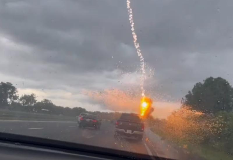 Zastrašujuća snimka udarca munje u kamionet    - Zastrašujuća snimka udarca munje u kamionet   