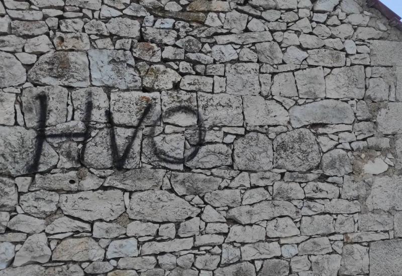 Grafit 'HVO' i 'U' na zgradi starog mekteba u Neumu