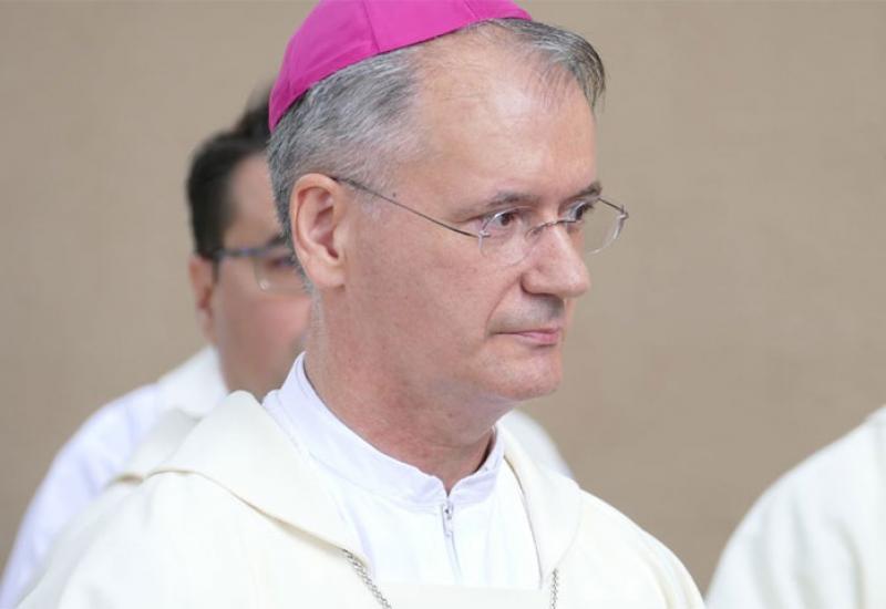 Nadbiskup splitsko-makarski metropolita Dražen Kutleša | IKA - Nadbiskup Kutleša primio znak povezanosti s Papom