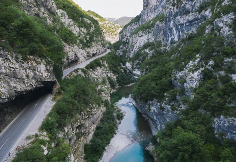 Crnogorska cesta koja nije za plašljive i nesigurne vozače - Crnogorska cesta koja nije za plašljive i nesigurne vozače
