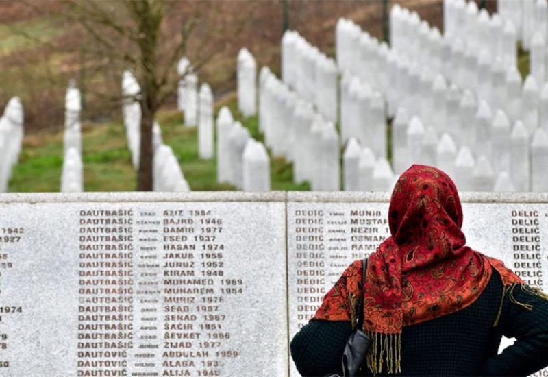 Stotine ljudi pristižu u Srebrenicu 