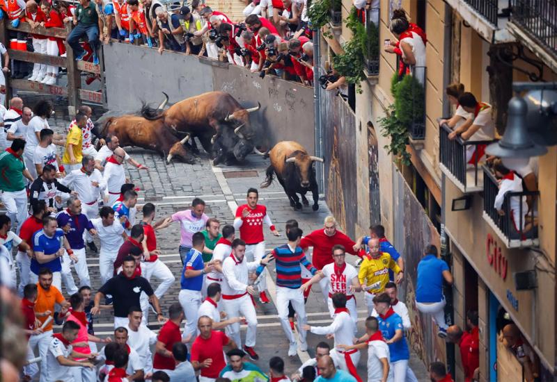Bikovi proboli troje ljudi na utrci u španjolskoj Pamploni