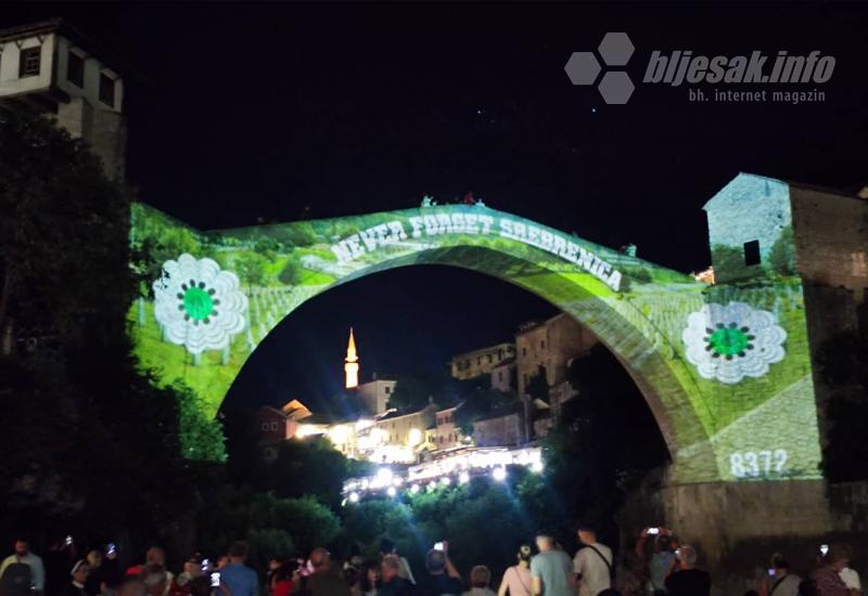 Projekcijom na Starom mostu odana počast žrtvama genocida u Srebrenici