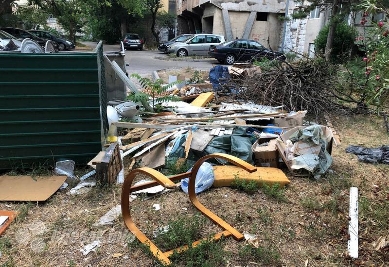 Krupni otpad u Ulici kralja Zvonimira - Krupni otpad: Neposluh građana i nesposobnost institucija