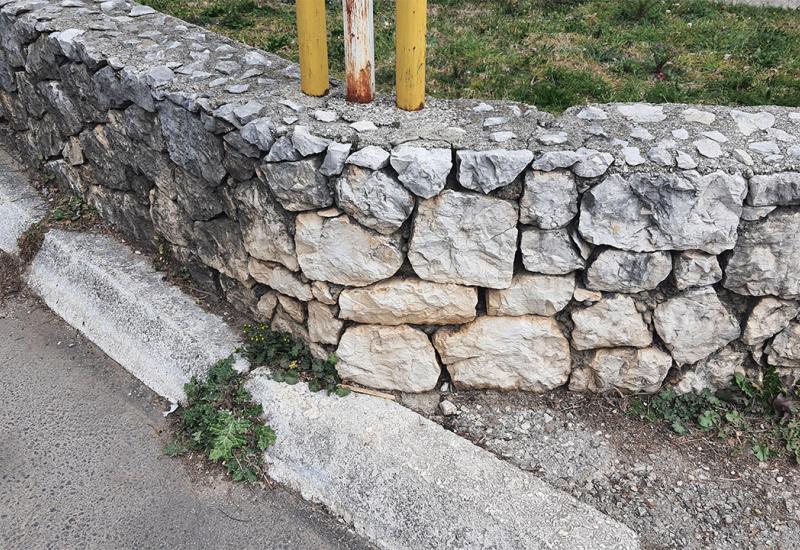 Mostarska logika: Zid je na trotoaru pa je trotoar u parku - Mostarska logika: Zid je na trotoaru pa je trotoar u parku