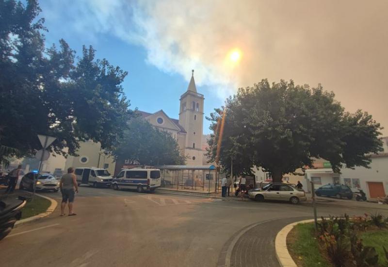 Požar u Dalmaciji - Strašan požar u Dalmaciji, vatra zahvatila  toranj crkve