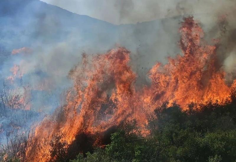 Dramatično u Čitluku: Požar prijeti kućama