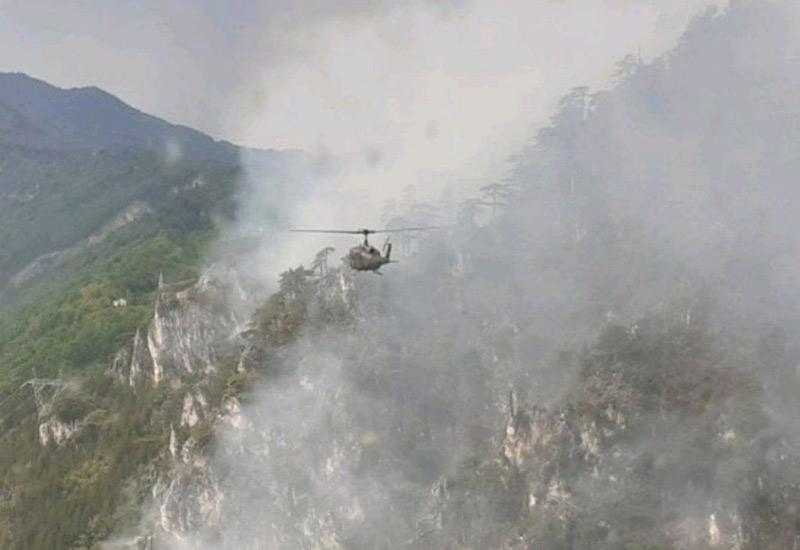 Fotografija gašenja požara kraj Boračkog jezera iz helikoptera Oružanih snaga - Požar kod Boračkog jezera se širi: Danas od kanadera nema ništa