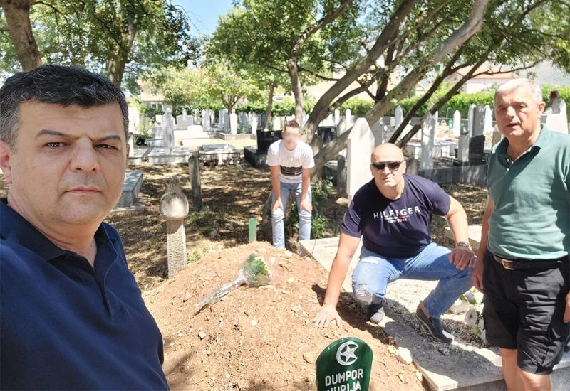 Mladić se poklonio na grobu u Mostaru: Obitelj prihvatila ispriku
