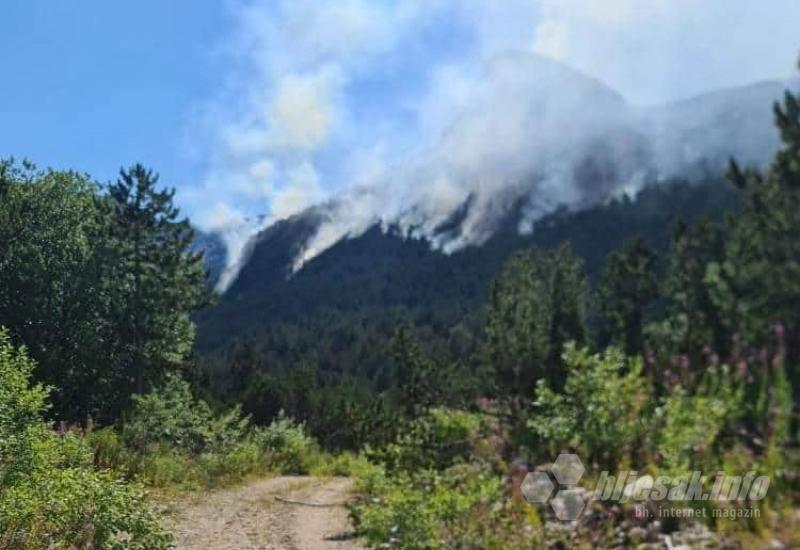 Pretpostavlja se da je do sada je opožareno oko 100 hektara šume i niskog raslinja - Svi su na Blidinju - od Oružanih snaga, vatrogasaca, pripadnika gorskih službi do brojnih volontera