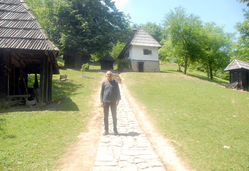 Ispred Vukove rodne kuće - Tršić, Evanđelje po Vuku   