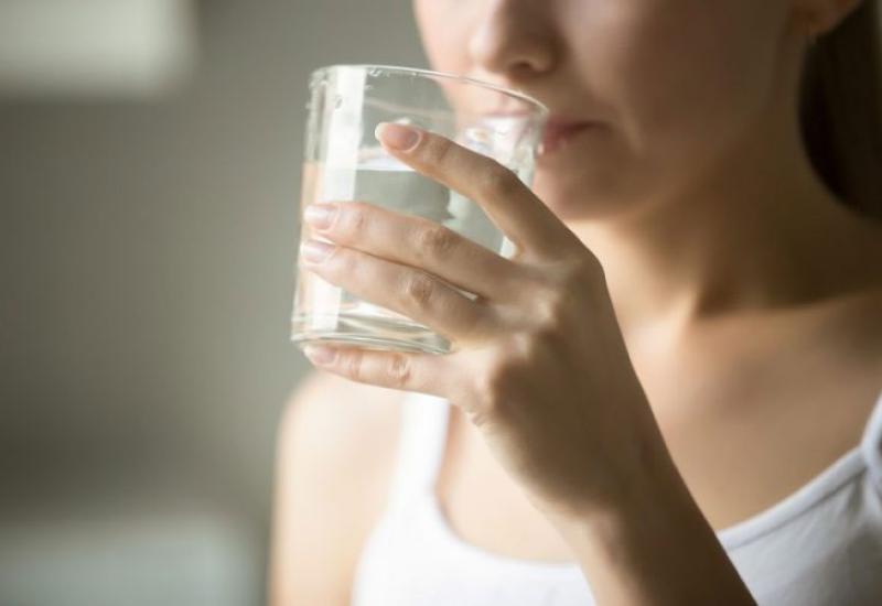 Treba te li popiti čašu vode čim ustanete?
