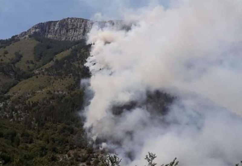 Požar na Kamešnici se širi prema Hrvatskoj, upućen poziv za kanaderom - Gori kod Livna: Požar na Kamešnici se širi prema Hrvatskoj, upućen poziv za kanaderom