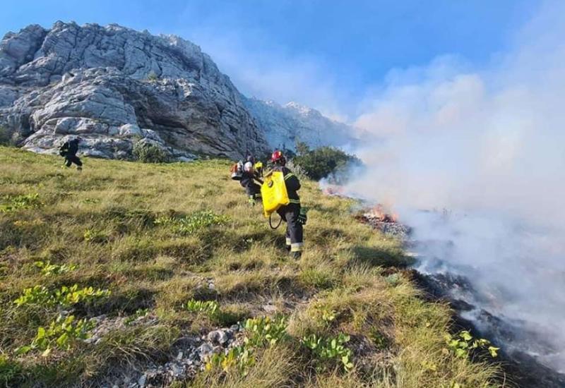 Gori kod Livna: Požar na Kamešnici se širi prema Hrvatskoj, upućen poziv za kanaderom