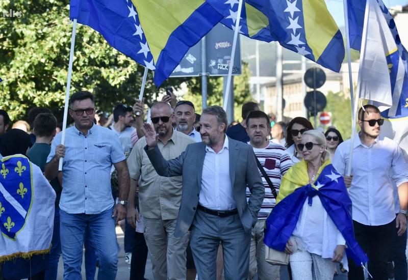 Građani se okupili ispred OHR-a; Bakir i Sebija dobili pljesak - Izetbegović: Svi trebaju prihvatiti odnos snaga preko 50 % za Bošnjake, nudio sam Nikšiću koaliciju, Dodika i Čovića treba svesti 