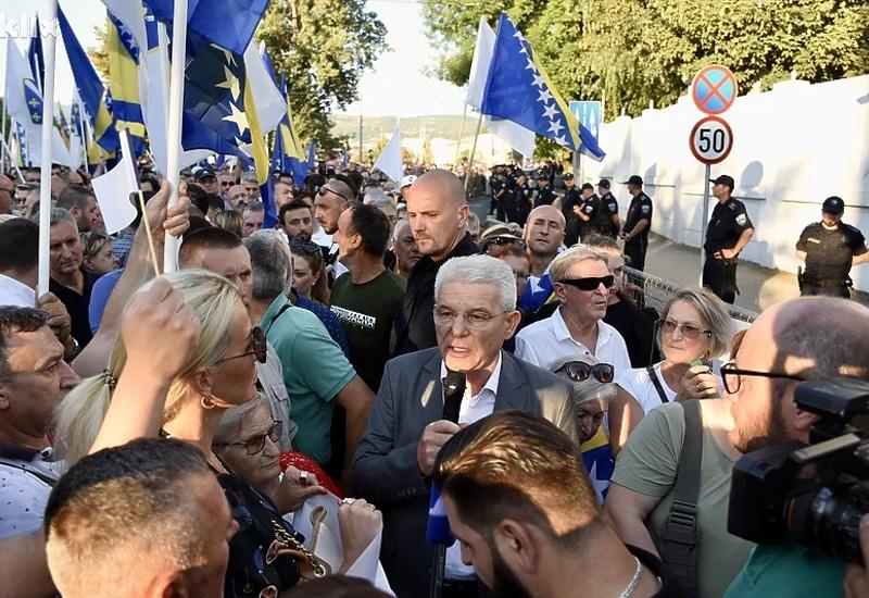 Džaferović govori pred OHR-om - Prosvjednici izviždali Džaferovića; dio političara napustio skup