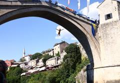 Skokovi sa Starog mosta kroz foto priču