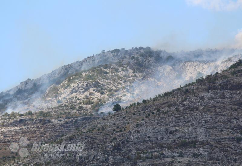 Požar u Trebinju se spušta prema selima Orovac i Skočigrm