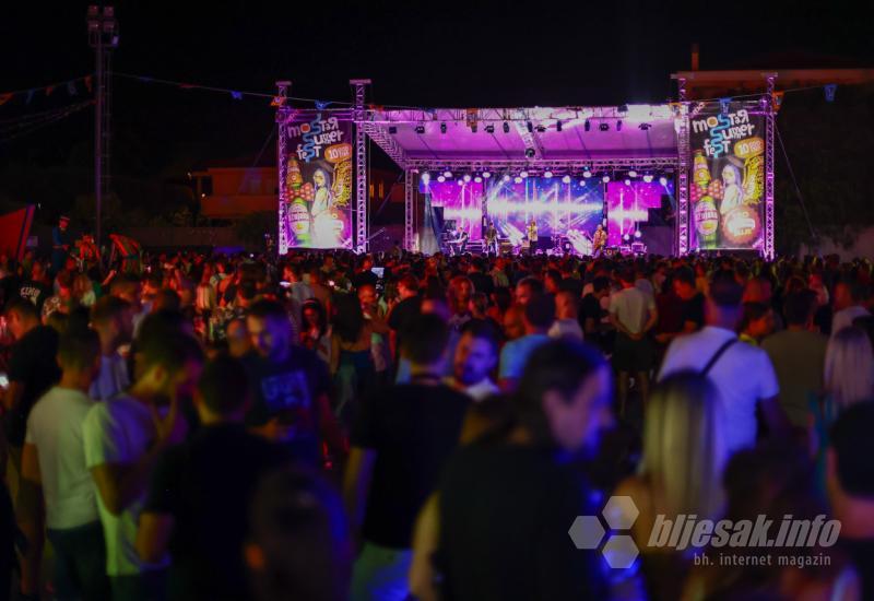 Trodnevna žurka: Počeo Mostar Summer Fest, tisuće posjetitelja na Kantarevcu