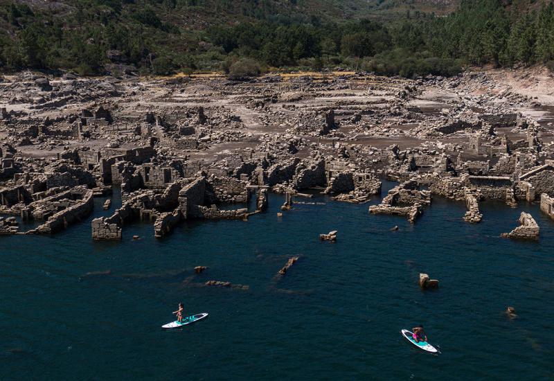 Ruševine drevnog sela Vilarinho da Furna  - Ruševine potopljenog sela zbog suše izranjaju iz vode