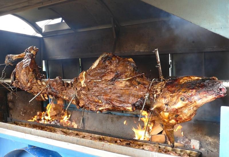 Meso pečenog bika od 600 kg podijeljeno građanima 