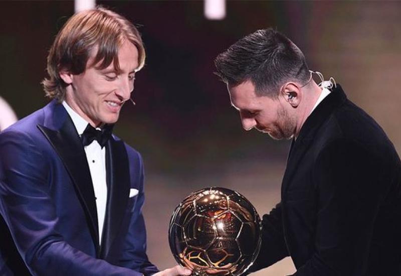 Iz ruke u ruku: Luka Modrić i Leo Messi  - Modrić nominiran i za Zlatnu loptu, nema Messija i Neymara