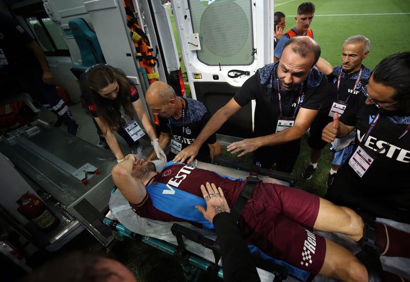 Edin Višća doživio tešku ozljedu u utakmici turskog prvenstva - Višća nakon duela pao na travu i ostao nepomično ležati