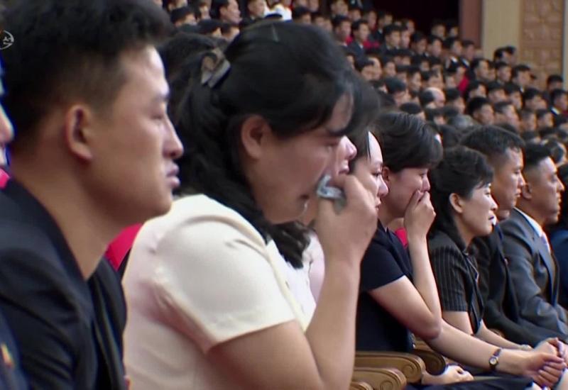 Stanovnici Sjeverne Koreje rado plaču, bilo od tuge ili od radosti... - Suza suzu goni: Veliki vođa brinuo o narodu čak i kada je imao vrućicu