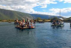 Vrhunska zabava na trećoj utrci splavova na Mostarskom jezeru