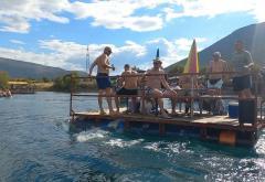 Vrhunska zabava na trećoj utrci splavova na Mostarskom jezeru