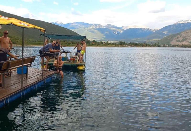 Utrka splavova na Mostarskom jezeru - Vrhunska zabava na trećoj utrci splavova na Mostarskom jezeru