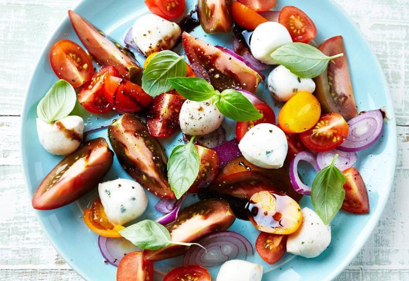 Trik za savršenu salatu od rajčice koji ćete stalno koristiti