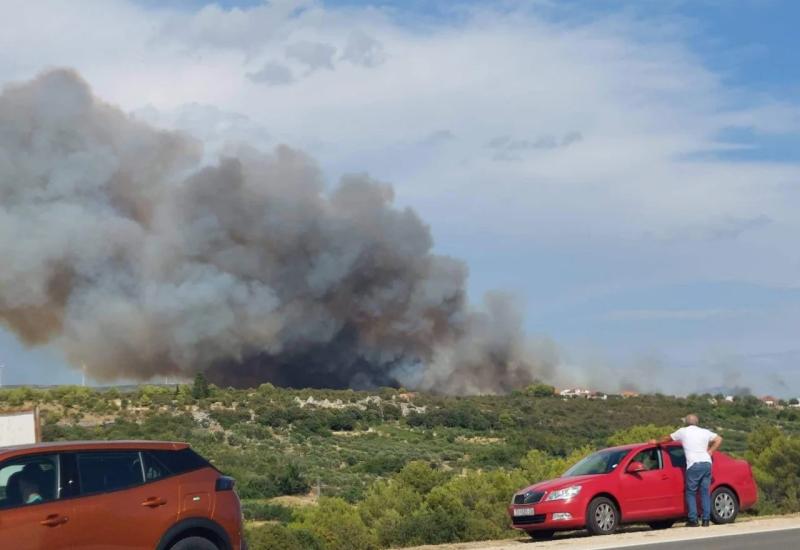 Veliki požar u Dalmaciji: Na terenu četiri kanadera 