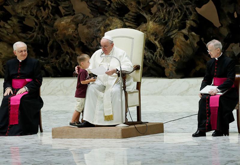 Dječak došetao dok je Papa govorio o dijalogu mladih i starih