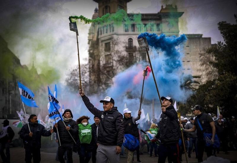 Tisuće Argentinaca prosvjedovalo zbog ekonomske situacije - Tisuće Argentinaca prosvjedovalo zbog ekonomske situacije