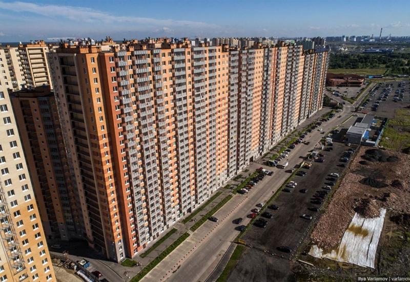 Zgrada se nalazi u gradu Kudrovu odmah pored Sankt-Peterburga - Koliko je tu susjeda: pogledajte stambenu zgradu u kojoj živi više od 18 000 ljudi!