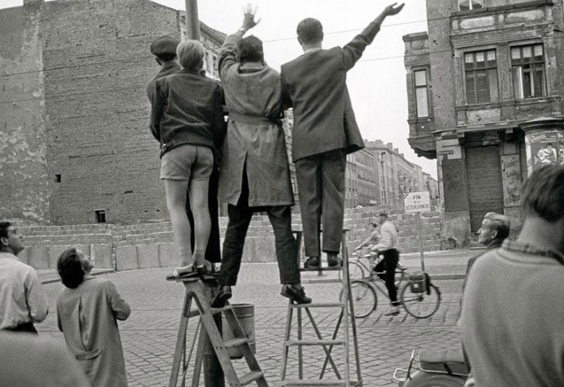 Gradnja zida spriječila migraciju ljudi i radne snage iz Njemačke Demokratske Republike (DDR) u Saveznu Republiku Njemačku - Neke stvari možda ne znate o Berlinskom zidu