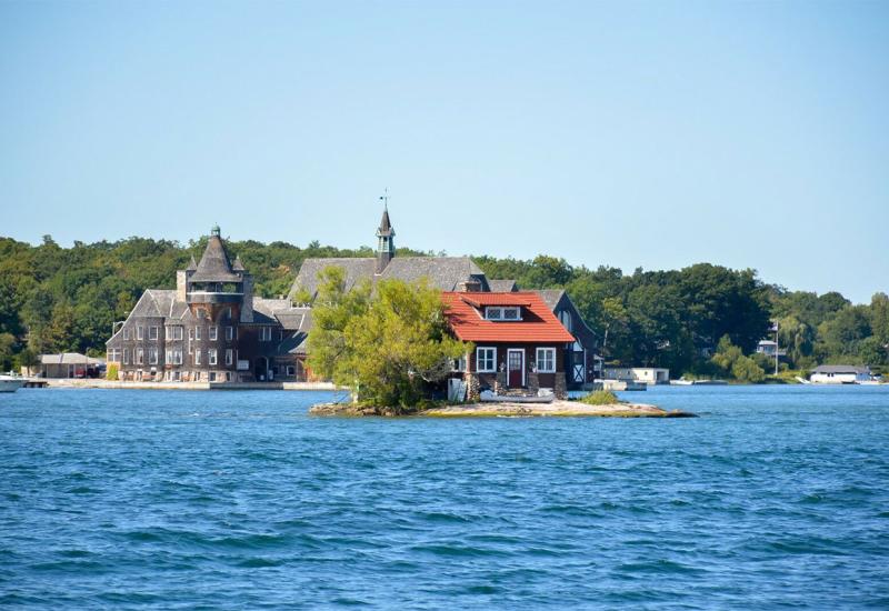 Otok Just Enough Room, tu stane samo jedna kuća i drvo