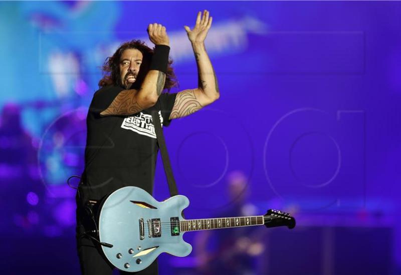 Gitara Foo Fightersa ide na dražbu