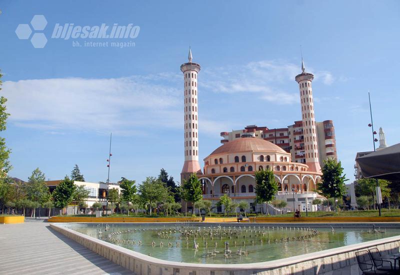 Džamija - Fieri, savršeno uredan i savršeno dosadan grad