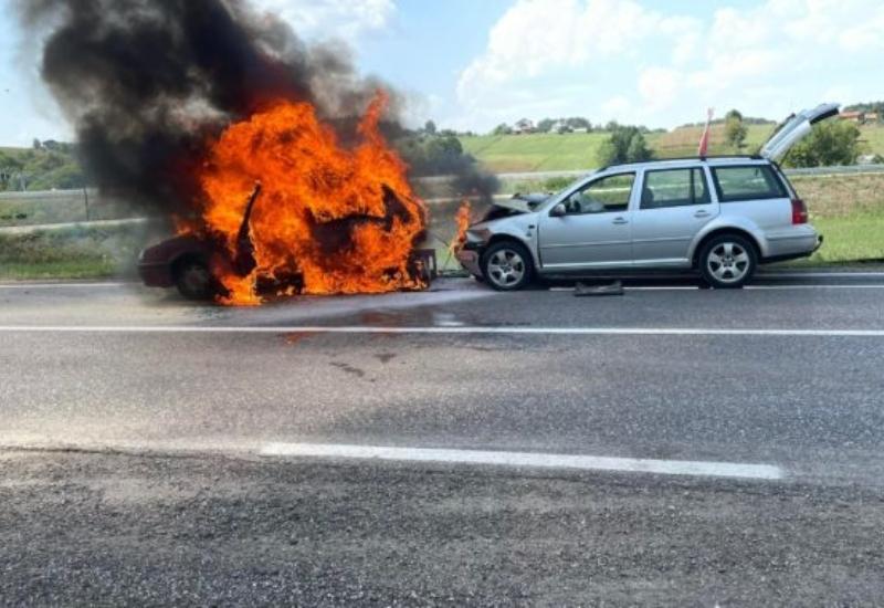Stravična nesreća kod Prnjavora: Zapalio se automobil  - Stravična nesreća kod Prnjavora: Zapalio se automobil 