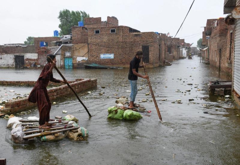 Više od 1.000 ljudi stradalo u poplavama 