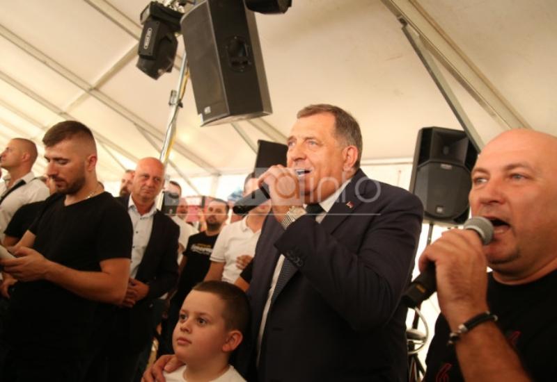 Dodik specijalni gost pod šatorom: Ponovno zapjevao 