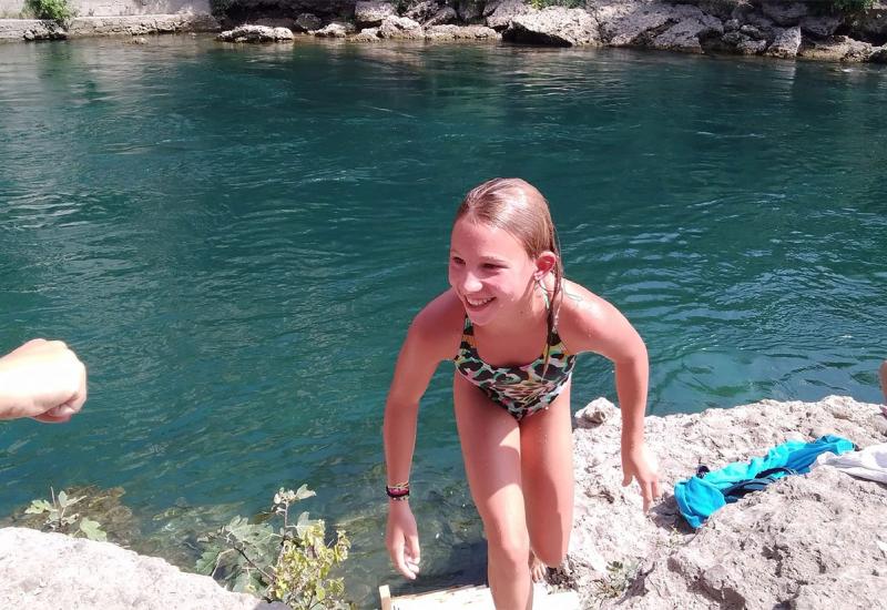 VIDEO | Trinaestogodišnja djevojčica iz Norveške skočila sa Starog mosta
