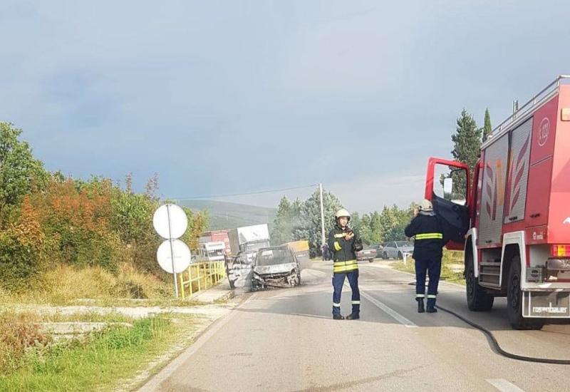 Nesreća kod Širokog Brijega: Izgorio automobil  - Izgorio automobil na cesti M-6.1