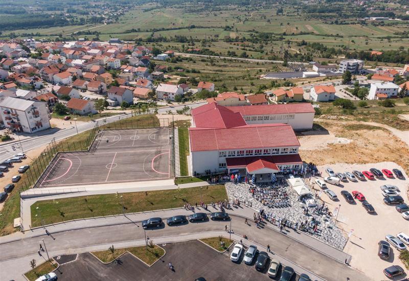 Nova škola u Posušju - U Posušju svečano otvorena nova osnovna škola; šest uzvanika prerezalo vrpcu