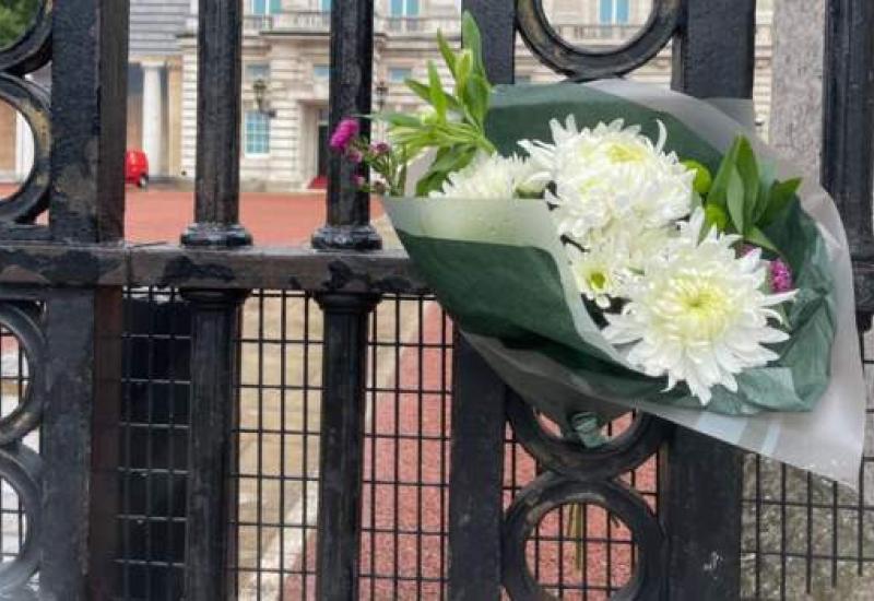 Ljudi su počeli polagati cvijeće na vrata Buckinghamske palače. - Čeka se dolazak princa Harryja prije novih informacija?