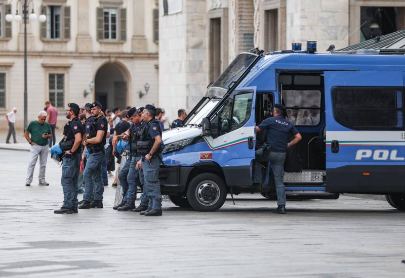 Policija nadgleda navijače u Milanu - Uhićeno 14 pripadnika BBB-a: Pronađene palice, noževi, dimne bombe