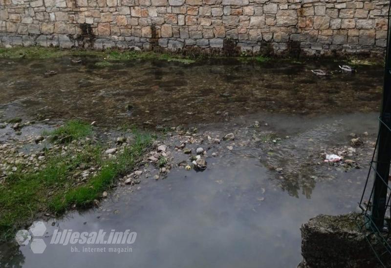 Mostar: Kanalizacija se ulijeva u Radobolju, građani ogorčeni