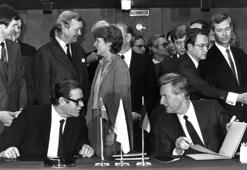 Jurij Baranovski (lijevo), direktor za izvoz sovjetskog plina, i Klaus Liesen (desno) iz Izvršnog odbora Ruhrgas AG potpisali su 20. studenog 1981. ugovor o isporuci sovjetskog plina u Njemačku. - Kako se Europa 